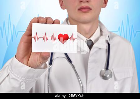 médecin tenant une carte de visite avec symbole de pouls Banque D'Images
