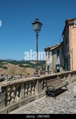 Le vieux village médiéval de Sassocorvaro dans la région des Marches en Italie centrale Banque D'Images