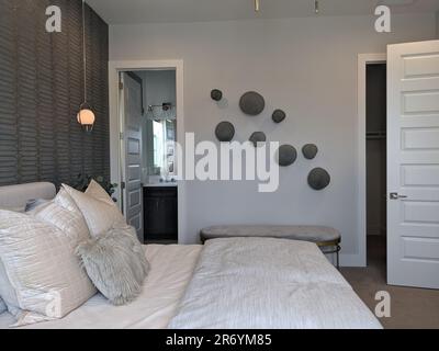 Une photo de l'intérieur d'une chambre contemporaine. Banque D'Images