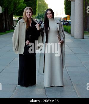 Amy Adams et demi Moore arrivent au défilé de mode de Max Mara à l'hôtel de ville de Stockholm, en Suède, à 11 juin 2023. Photo: Lars Hoglund / TT / code 2884 Banque D'Images