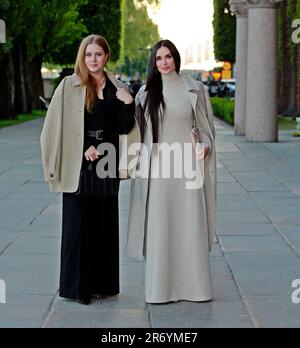 Amy Adams et demi Moore arrivent au défilé de mode de Max Mara à l'hôtel de ville de Stockholm, en Suède, à 11 juin 2023. Photo: Lars Hoglund / TT / code 2884 Banque D'Images