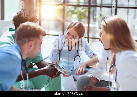 Groupe de médecins multi-nationaux pour discuter de l'analyse dans la salle de conférence Banque D'Images