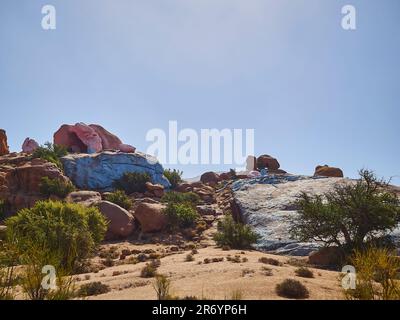 Tafraoute, Maroc - 05 17 2016: Les célèbres rochers colorés peints près de Tafraoute dans les montagnes de l'anti Atlas du Maroc sont un lieu de voyage populaire Banque D'Images