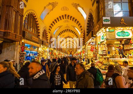 Touristes et Bazar aux épices ou Bazar égyptien alias Misir Carsisi à Istanbul. Istanbul Turkiye - 3.30.2023 Banque D'Images