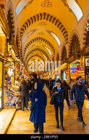 Les gens ou les touristes à Spice Bazar aka Misir Carsisi à Istanbul. Istanbul Turkiye - 3.30.2023 Banque D'Images