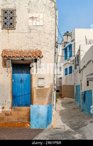 Maisons bleues et blanches dans la vieille médina de Rabat au Maroc Banque D'Images