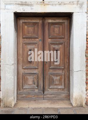 Ancienne et ancienne porte en bois dans un cadre en pierre Banque D'Images