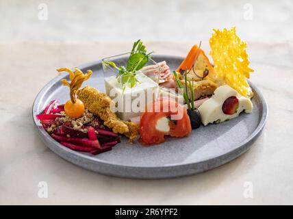 Hors-d'œuvre gastronomique. Assiette de hors-d'œuvre de mariage joliment décorée Banque D'Images