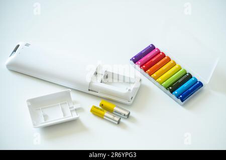 Nouvelle pile AAA colorée dans un coffret en plastique pour télécommande de téléviseur et piles usagées Banque D'Images