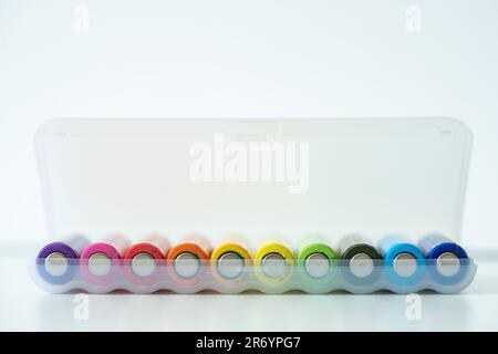Nouvelle pile AAA colorée dans une boîte en plastique, macro-prise de vue de l'accumulateur rechargeable, piles alcalines Banque D'Images