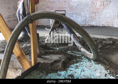 Poncer et cimenter la table de plancher. Chantier Banque D'Images