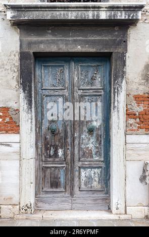 Ancienne porte en bois dans un mur de briques en pierre Banque D'Images