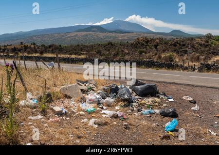 Un tas de déchets à côté d'une route de campagne en Sicile sur les pentes de l'Etna. Le pourboire à la mouche est un problème répandu dans la campagne sicilienne Banque D'Images