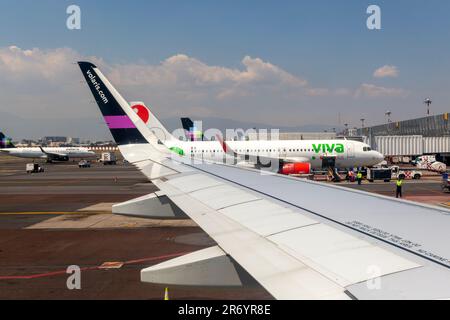 Vue sur Viva Aerobus Airbus A320 avion terminal 1, aéroport international Benito Juarez, Mexico, Mexique Banque D'Images