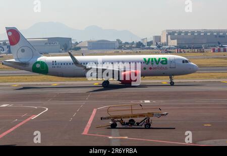 Viva Aerobus Airbus A320, terminal 1, aéroport international Benito Juarez, Mexico, Mexique Banque D'Images