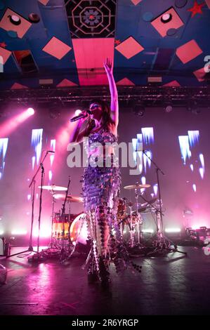 Barrowland Glasgow - CHVRCHES - Lauren Mayberry se présentant devant une foule de la ville d'origine à la célèbre salle. Banque D'Images