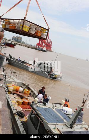 LIANYUNGANG, CHINE - le 12 JUIN 2023 - les pêcheurs transportent des crevettes à terre au port de yanwei, dans le comté de Guanyun, dans la ville de Lianyungang, dans le Jiangsu provin de la Chine orientale Banque D'Images