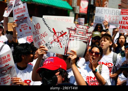 10 juin 2023, Philadelphie. Pas d'arène dans Chinatown proteste march. Une femme porte un panneau « No More Wrecking Balls » (plus de boules de naufrage) (voir les infos supplémentaires). Banque D'Images
