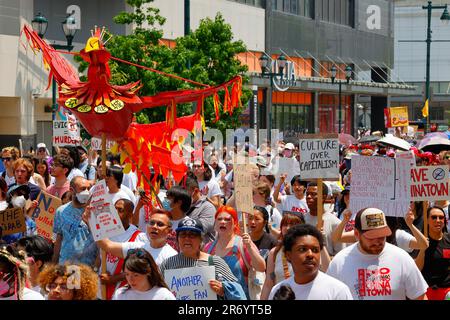 10 juin 2023, Philadelphie. Pas d'arène dans Chinatown proteste march. Divers groupes de personnes avec Phoenix 众志成城 protestent contre le stade (voir add'l info). Banque D'Images