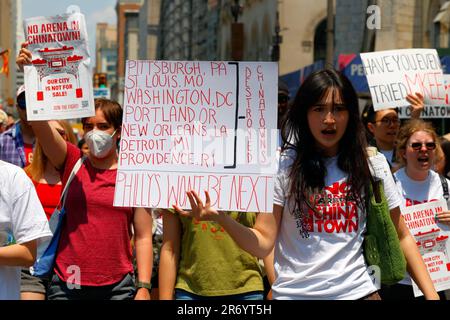 10 juin 2023, Philadelphie. Pas d'arène dans Chinatown proteste march. Une femme détient une liste des Chinatrust détruits aux États-Unis (voir add'l info). Banque D'Images