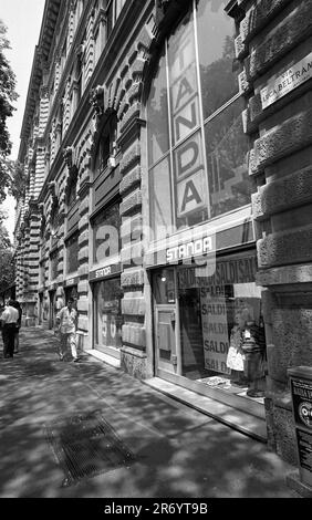 Photo répertoire, Italie. 30th juin 2023. **FRAIS SPÉCIAUX** **FRAIS SPÉCIAUX** LA STANDA IN LARGO CAIROLI (MILAN - 1994-07-12, DE BELLIS) ps la photo peut être utilisée dans le contexte dans lequel elle a été prise, et sans intention diffamatoire du décorum des personnes représentées usage éditorial seulement crédit: Agence photo indépendante/Alamy Live News Banque D'Images