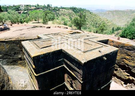 Pèlerins éthiopiens visitant l'église Saint-Georges à Lalibela, en Éthiopie, pendant la semaine de Pâques. Banque D'Images