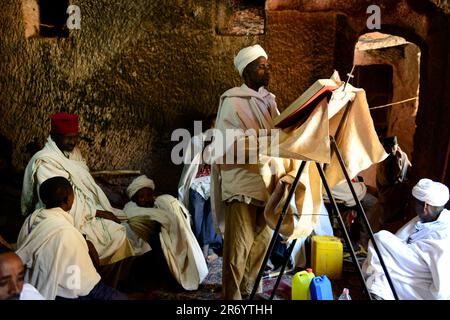 Pèlerins éthiopiens assis à l'intérieur de l'église Saint-Georges à Lalibela, en Éthiopie, pendant la semaine de Pâques. Banque D'Images