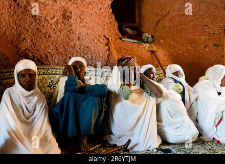 Pèlerins éthiopiens assis à l'intérieur de l'église Saint-Georges à Lalibela, en Éthiopie, pendant la semaine de Pâques. Banque D'Images