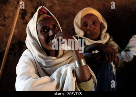 Pèlerins éthiopiens assis à l'intérieur de l'église Saint-Georges à Lalibela, en Éthiopie, pendant la semaine de Pâques. Banque D'Images