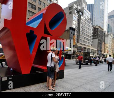 LOVE Sculpture Manhattan au coin de 55th et 6th Avenue à Manhattan, New York City, NY, USA. Banque D'Images