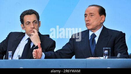***PHOTO DU FICHIER*** le président français Nicolas Sarkozy, à gauche, et le premier ministre italien Silvio Berlusconi, à droite, assistent à une conférence de presse pendant la pré Banque D'Images