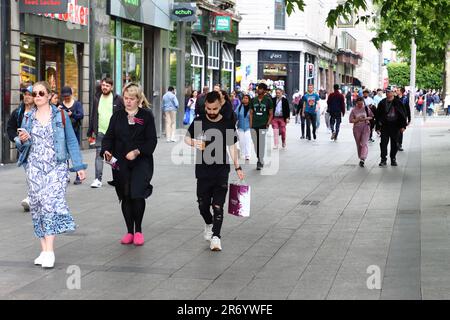 Une matinée chargée sur O'Connell Street, Dublin, Irlande Banque D'Images