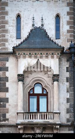 Balcon et détail architectural gothique sur la façade de la cathédrale Sainte-Élisabeth de Košice, Slovaquie, avec fenêtres cintrées, maçonnerie en pierre et histo Banque D'Images