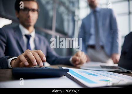 L'homme d'affaires le calcul de budgets, factures et conseiller financier à travailler. Banque D'Images