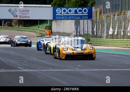 Circuit de Vallelunga, Rome, Italie 11 juin 2023 - Porsche Carrera Cup Italie, course 2. Enrico Fulgenzi (ITA) en action leader groupe de voitures sur piste droite pendant la deuxième course. Crédit photo : Fabio Pagani/Alay Live News Banque D'Images