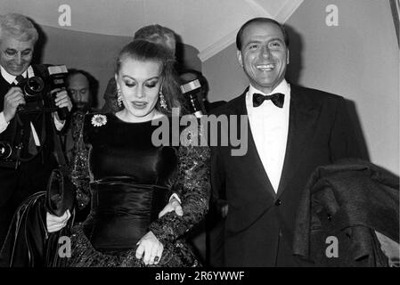 Photo répertoire, Italie. 30th juin 2023. SILVIO BERLUSCONI ET VERONICA LARIO (MILAN - 1987-12-07, AGI) ps la photo peut être utilisée dans le contexte dans lequel elle a été prise, et sans l'intention diffamatoire du décorum des personnes représentées usage éditorial seulement crédit: Agence de photo indépendante/Alamy Live News Banque D'Images