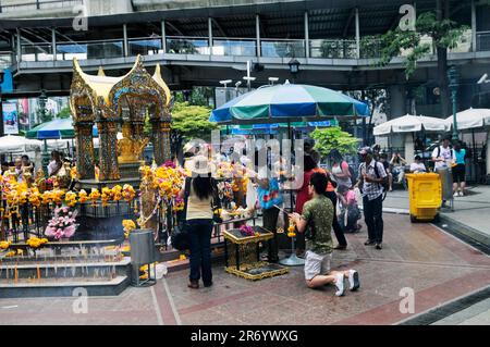 Le peuple thaïlandais priant au sanctuaire d'Erawan à Chid LOM, Bangkok, Thaïlande. Banque D'Images