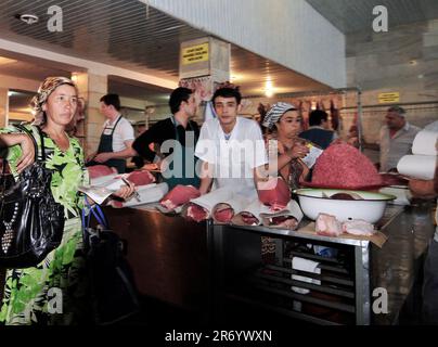 Une femme ouzbek vend du bœuf haché au marché haut en couleur de la boucherie dans le bazar de Chorsu à Tachkent, en Ouzbékistan. Banque D'Images