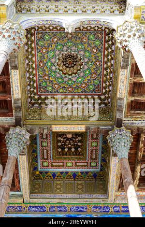Le magnifique plafond décoré de la mosquée Bolo Haouz à Boukhara, Uzabekistan. Banque D'Images