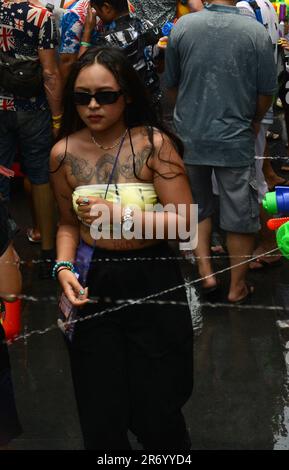 Des éclaboussures d'eau pendant les célébrations de Songkran (nouvel an thaïlandais) sur Khaosan Road, Banglamphu, Bangkok, Thaïlande. Banque D'Images