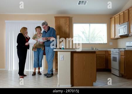 Un agent immobilier de Las Vegas montre des maisons à un couple de Westenrville, New York, qui prévoit de prendre sa retraite à Las Vegas dans les cinq prochaines années. Banque D'Images