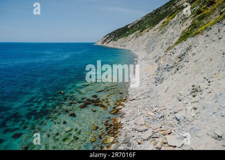 Vue aérienne sur la côte avec mer transparente et plage de pierre. Jour d'été au Monténégro Banque D'Images