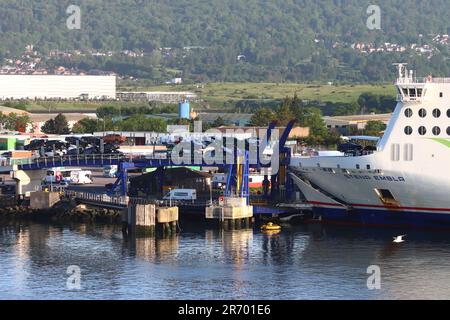 Stena Embla déchargeant en début de matinée au port de Belfast, Irlande du Nord, Royaume-Uni Banque D'Images