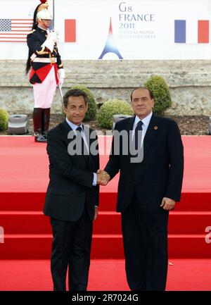 (110526) - DEAUVILLE, 26 mai 2011 () - le président français Nicolas Sarkozy (L) tremble les mains du Premier ministre italien Silvio Berlusconi à son arrivée au sommet de Deauville 26 mai 2011 en G8. Les dirigeants du Groupe des huit ( G8) ont donné le coup d'envoi de leur réunion au sommet consacrée à la sûreté nucléaire, à la situation dans le monde arabe et au partenariat avec l'Afrique, ici jeudi. (Xinhua/Xinhua/photoshhot, DEAUVILLE - 2011-05-27) ps la photo peut être utilisée dans le contexte dans lequel elle a été prise, et sans intention diffamatoire du décorum des personnes représentées (photo répertoire - 2018-03- Banque D'Images