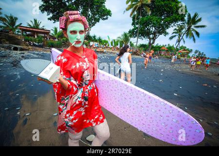 Surfez dans un costume de carnaval, Bali, Indonésie. Banque D'Images