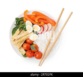 Délicieux poke Bowl avec basilic, légumes, œufs et tofu isolé sur blanc, vue de dessus Banque D'Images