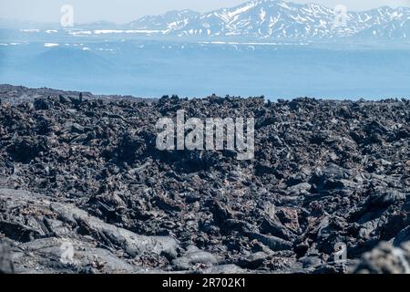 Variété de formes de lave solidifiée au basalte (clinker) : hawaïen est le type principal de lave (lave aa). Champs de lave de basalte étendus (trappide) contre le backgro Banque D'Images