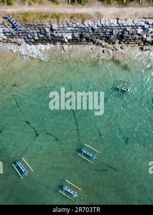 Vue aérienne de la plage et de la mer avec des bateaux à outrigger, Sanur, Bali, Indonésie Banque D'Images