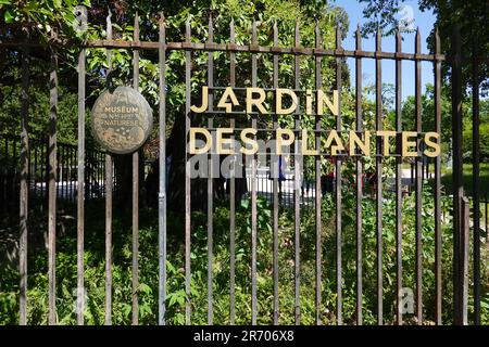 Signalisation aux portes d'entrée du jardin des plantes, lorsque les gens entrent/sortent du jardin botanique public dans le 5th arrondissement, Paris, France. Banque D'Images