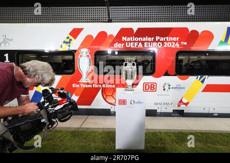 Berlin, Allemagne. 12th juin 2023. Lors de l'annonce du partenariat entre la Deutsche Bahn (DB) et l'UEFA pour le Championnat d'Europe 2024, la coupe d'Europe originale et une GLACE de conception correspondante seront présentées. Credit: Jörg Carstensen/dpa/Alay Live News Banque D'Images